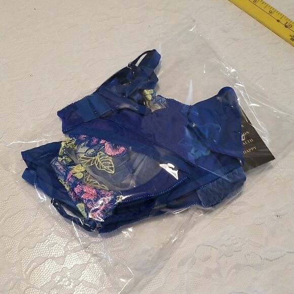 Beautiful 4 pieces lingerie never worn medium - Picture 11 of 11